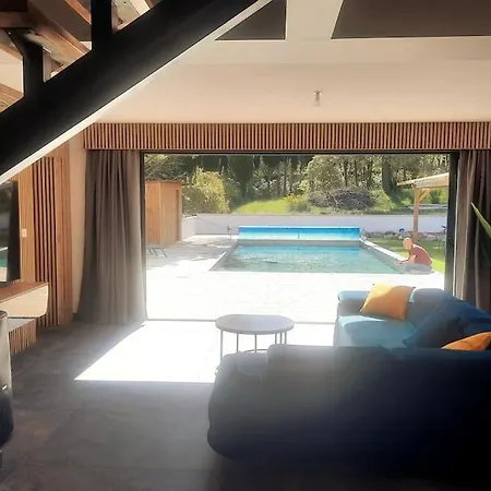 Jolie Avec Piscine Chauffee Palaja